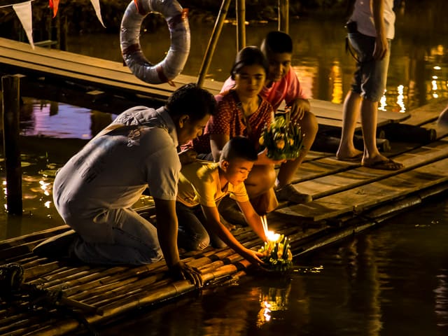 Thai people setting their candle-lit krathongs in the Ping river at night during Loy Krathong 2015-10 (22715933524)