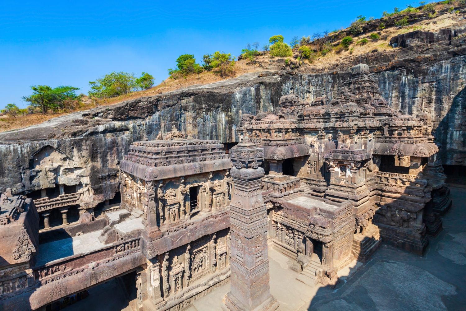 எல்லோரா கைலாசநாதர் கோயில் — ஒற்றைப் பாறையில் குடைந்த கோயில்