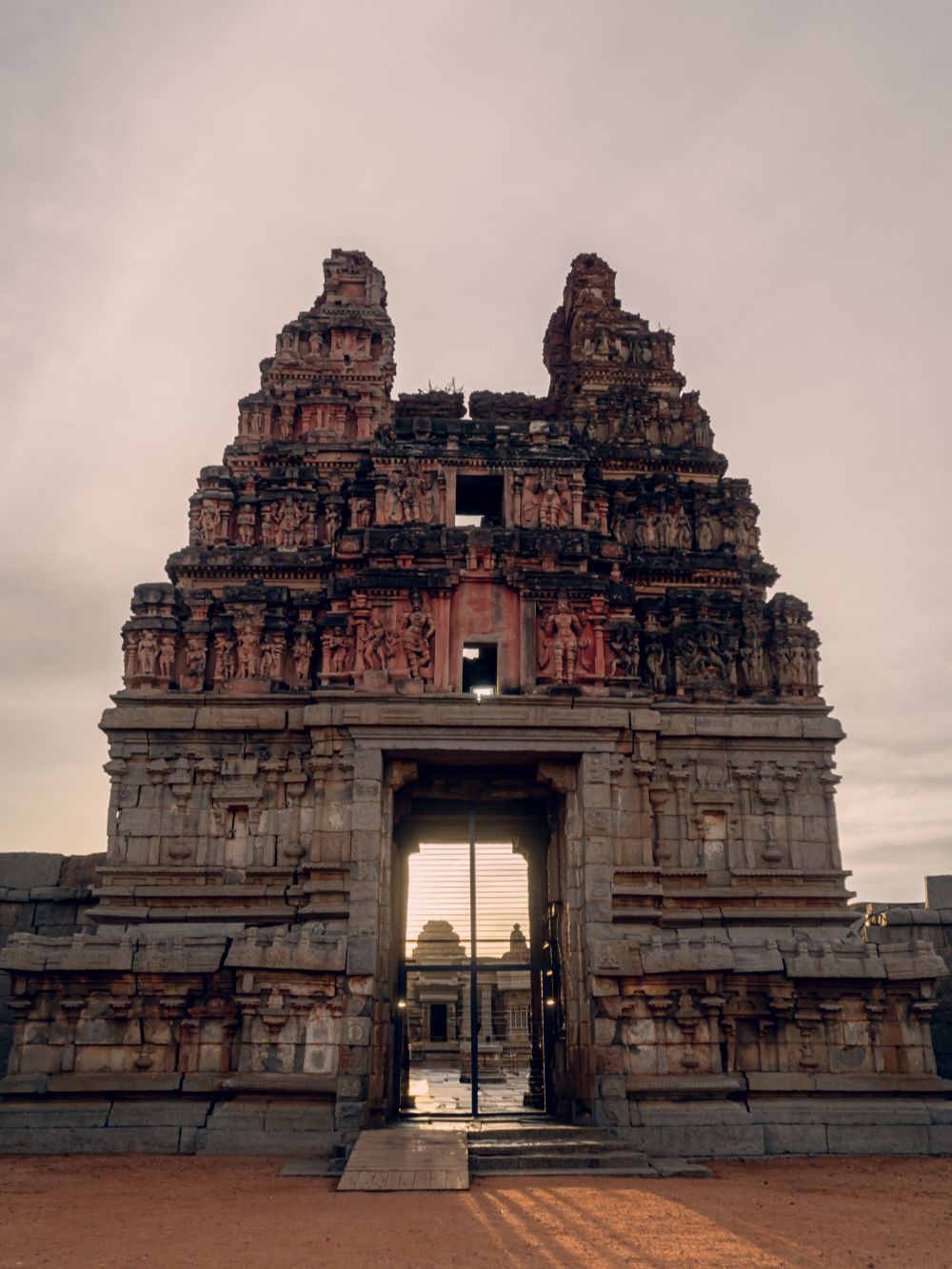 ஹம்பி விருபாட்சர் கோயில் கோபுரம்