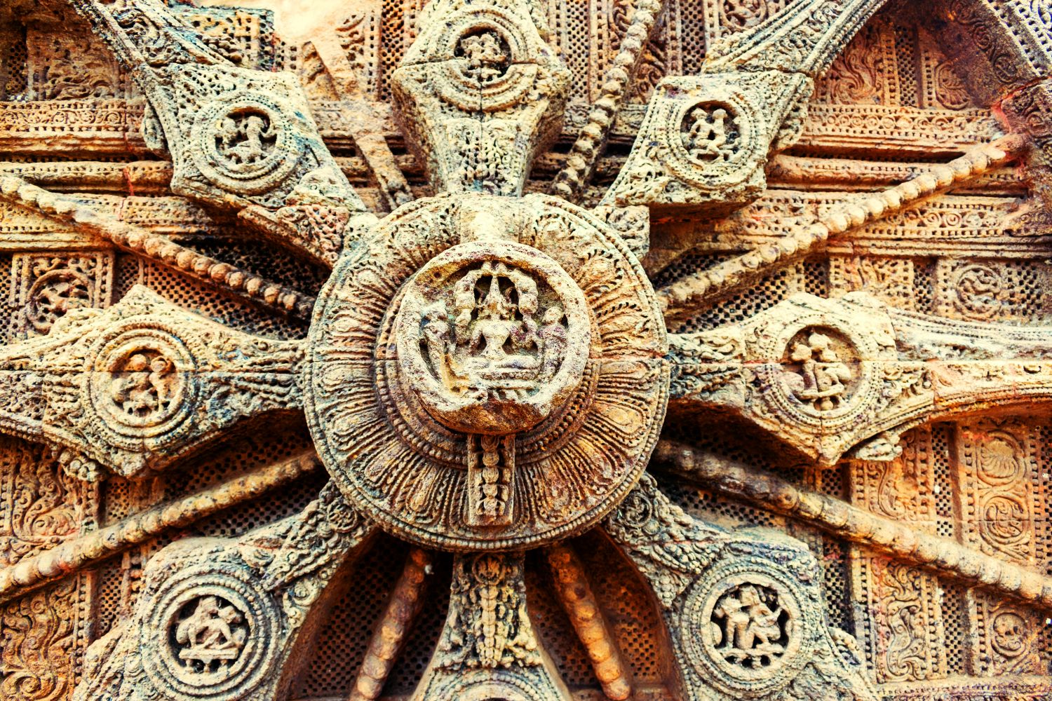 கோனார்க் சூரியக் கோயிலின் செதுக்கிய கல் தேர்ச் சக்கரம்