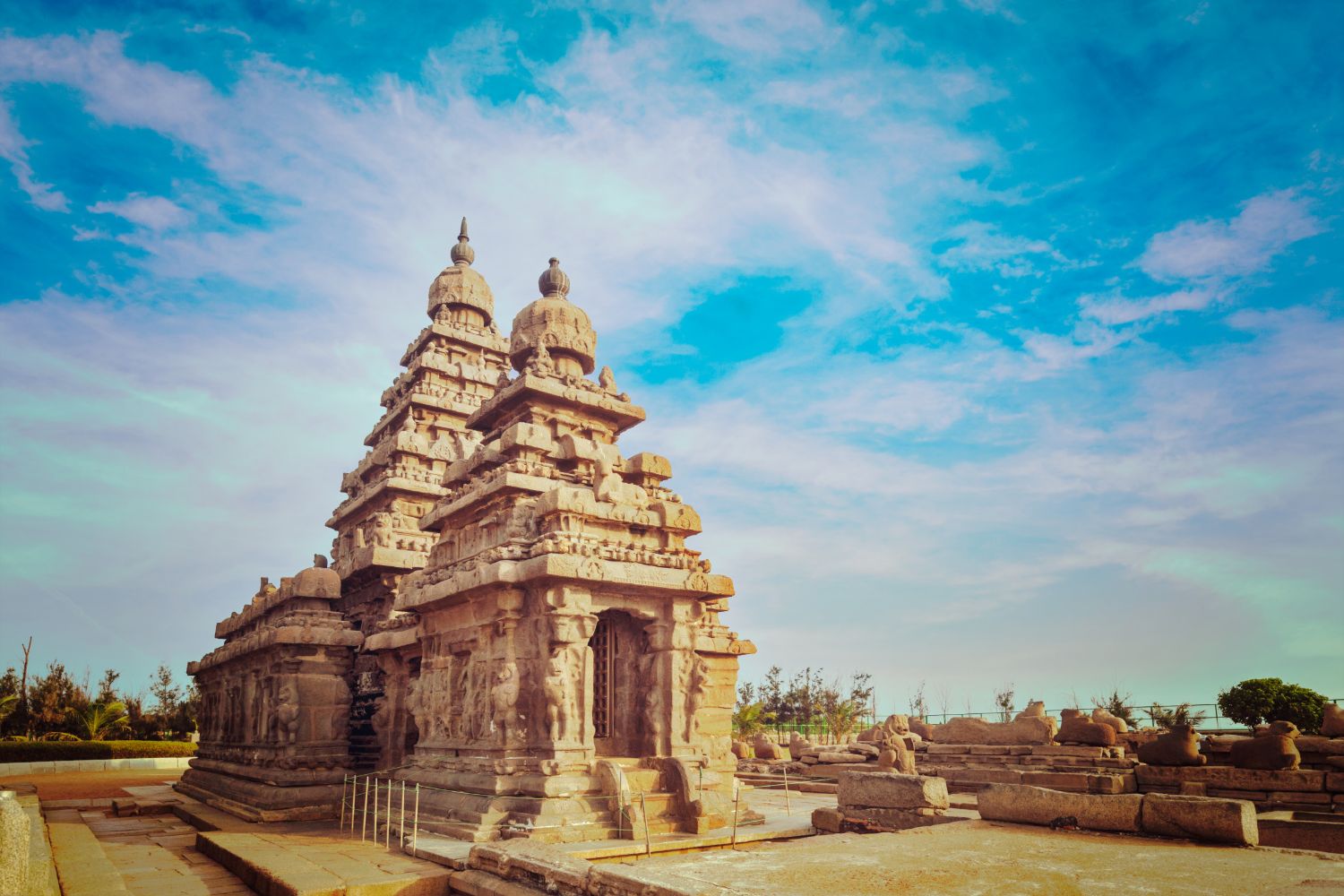 மாமல்லபுரம் கடற்கரைக் கோயில், கடலை நோக்கிய இரண்டு கோபுரங்களுடன்