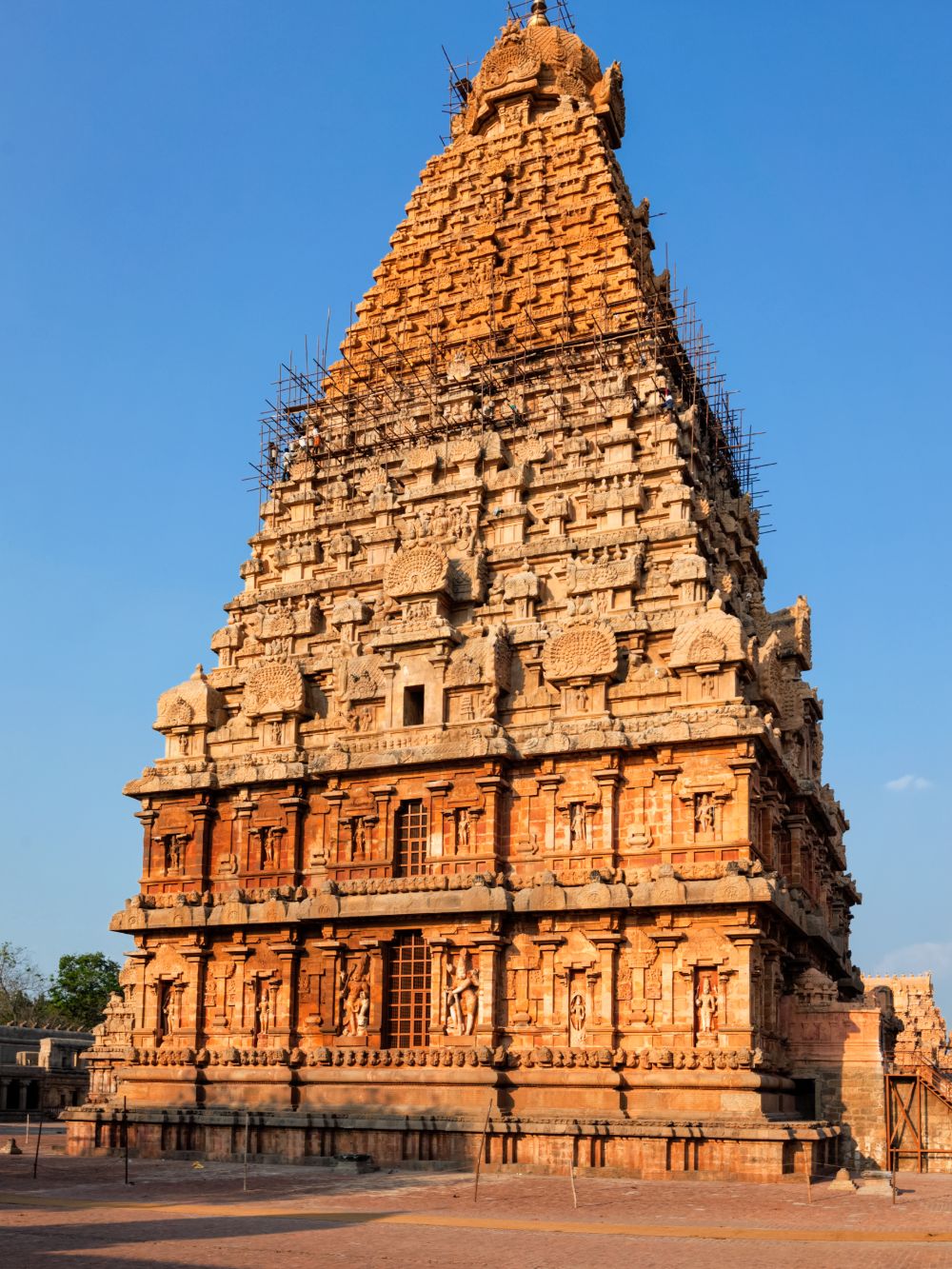 தஞ்சாவூர் பெருவுடையார் கோயிலின் உயர்ந்த விமானம்